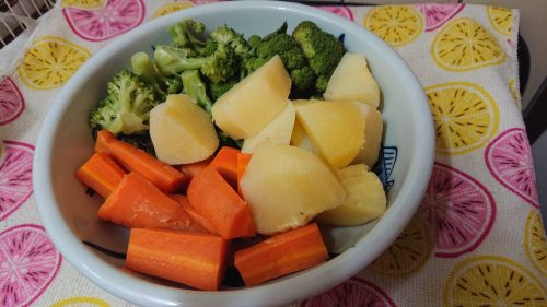 ブロッコリー、ニンジン、ジャガイモの温野菜